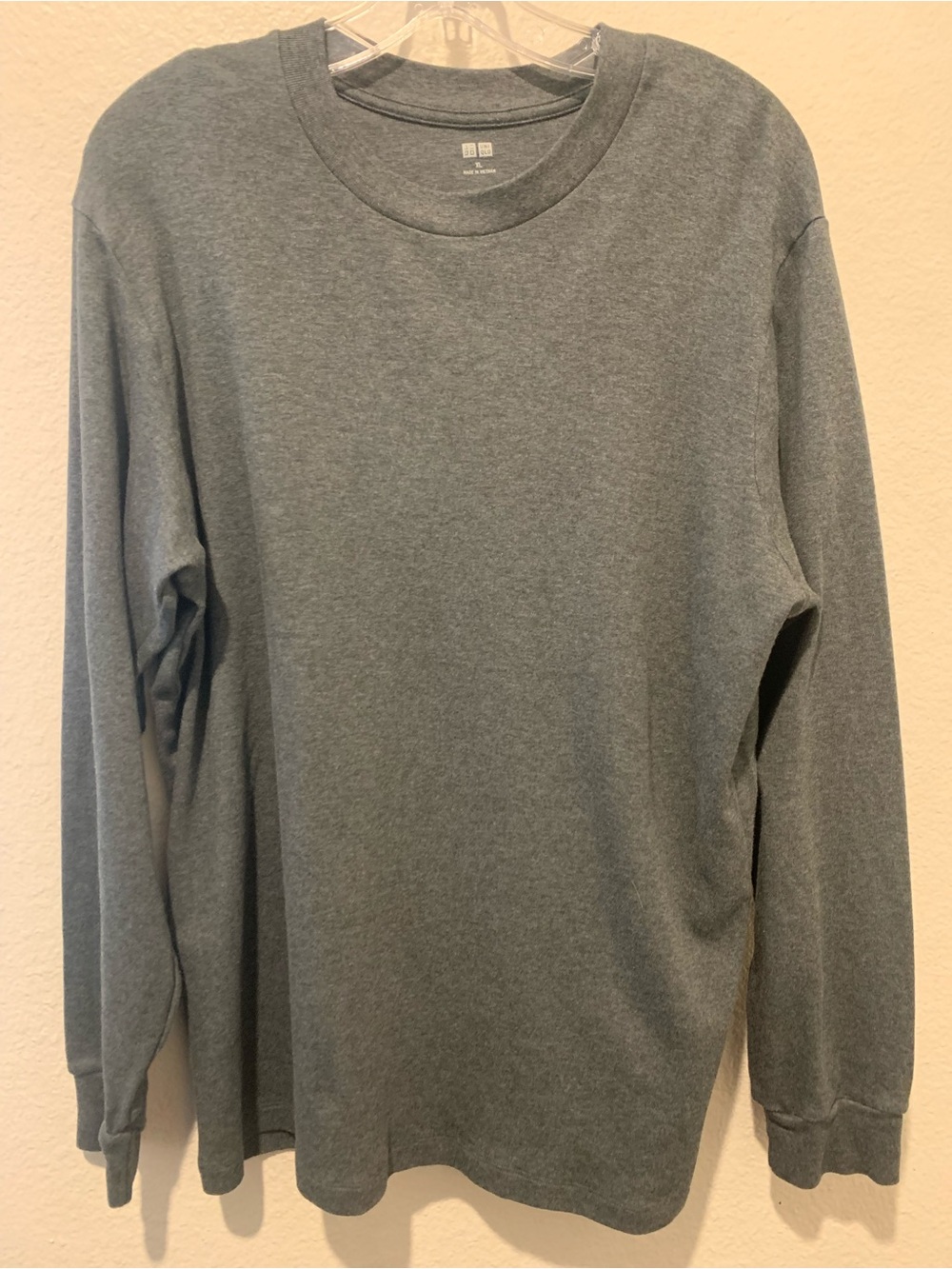 Uniqlo Men's Dark Gray Crewneck Sweater